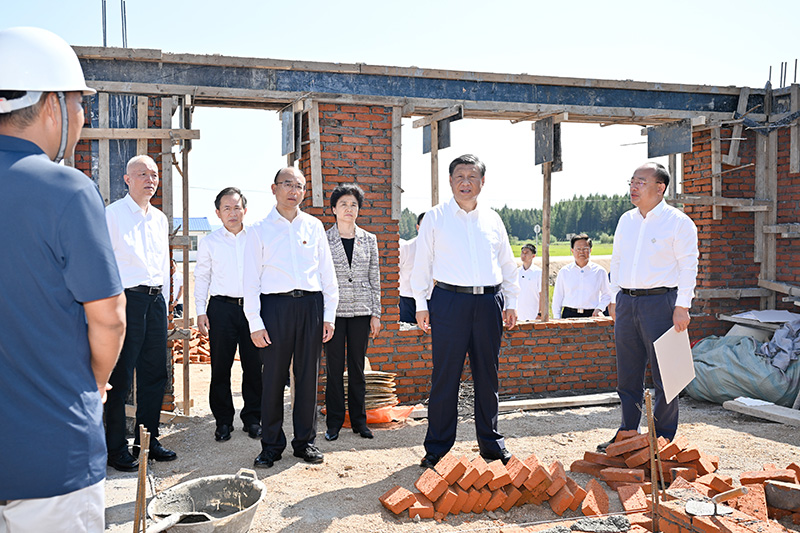 9月6日至8日，中共中央总书记、国度主席、中央军委主席习近平在黑龙江调查。这是7日上午，习近平在遭逢洪涝灾害的哈尔滨尚志市老街基乡龙王庙村，观察水毁房屋沉建情况。
