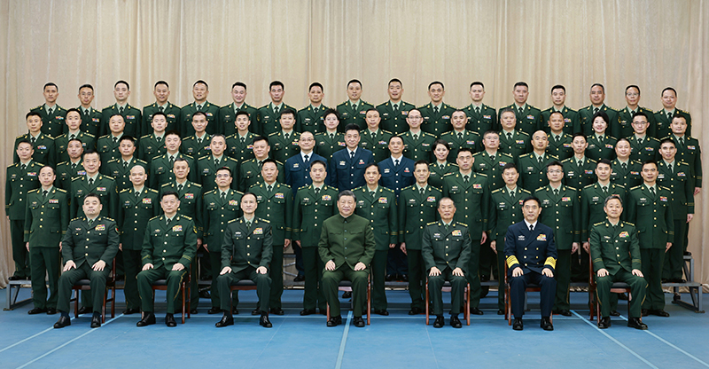 11月29日，中共中央总书记、国度主席、中央军委主席习近平到武警海警总队东海海区指挥部视察。这是习近平亲切接见东海海区指挥部有关同道，同各人合影留想。